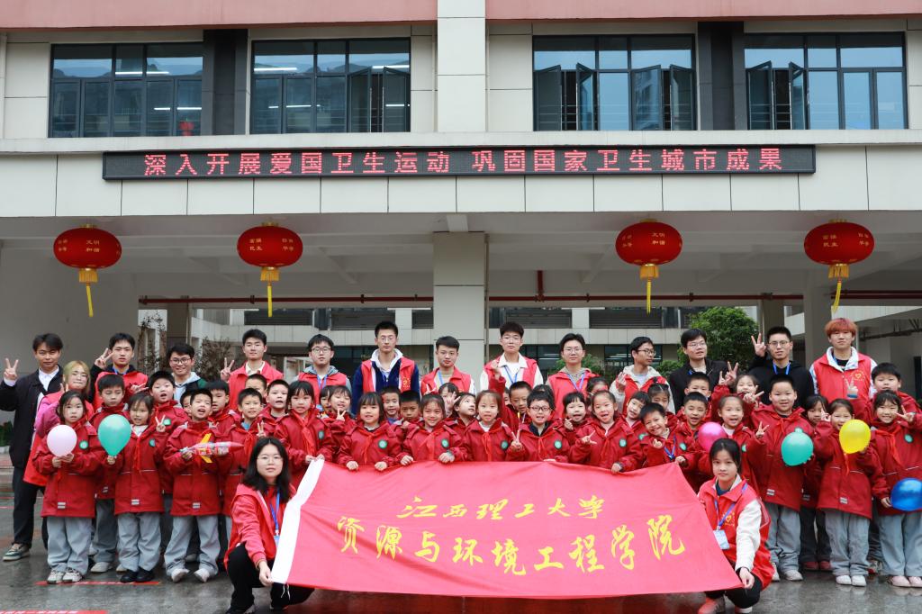 青协深入小学开展活动.jpg